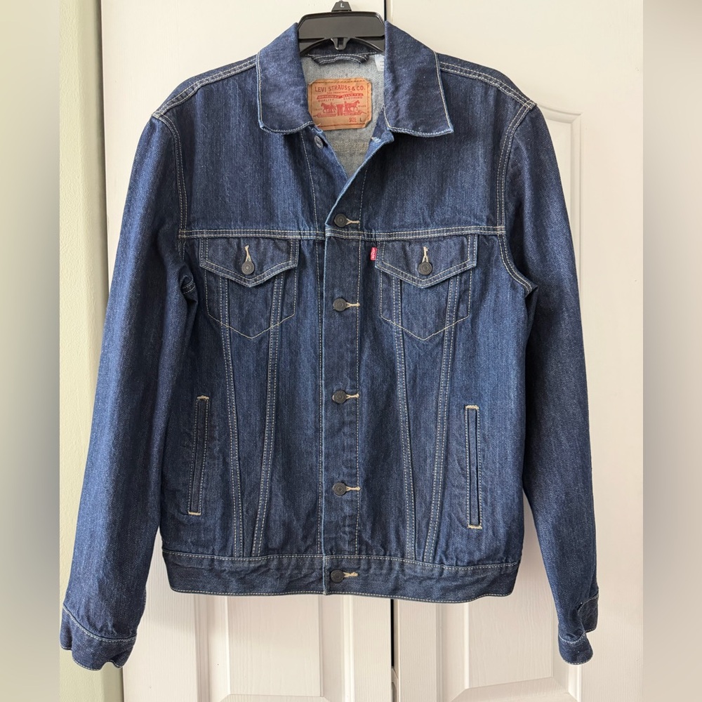 Men’s Levi’s Trucker Jacket. Dark Wash. Size Large